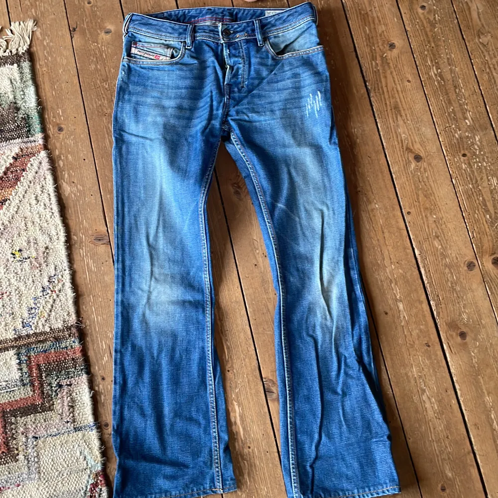 Vintage jeans diesel. Bra skick, slitna längst ner. . Jeans & Byxor.