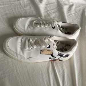 Mussepigg skor - Mussepigg skor från Pull & bear. Jag säljer dessa för de är för så och kommer inte till användning😊 köparen står för frakt 