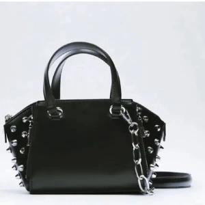 Zaraväska - Jättefin zara väska med nitar✨✨