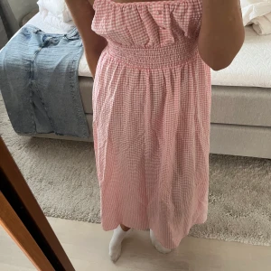 Zara midi klänning - Supersöt rosa och vit midi klänning från Zara, knappt använd och i väldigt fint skick! 