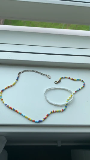 Armband & halsband säljs - Halsbandet är bara andvänt 1 gång och Armbandet har jag aldrig använt. De kostar 30 kr tillsammans ❤️Pris kan diskuteras. 