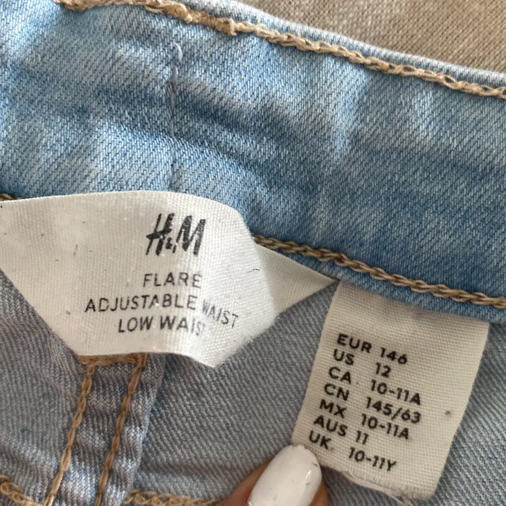 Använda väldigt många gånger men inte alls förstörda. Säljer pga för små för mig. Säljer för 50 kr + frakt . Från H & M. ⚠️tryck inte på köp nu ⚠️. Jeans & Byxor.