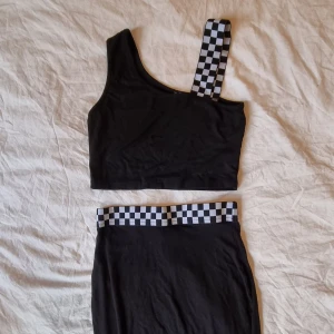 2-dels set  - Kort topp och pennkjol. Mjukt skönt tyg. Sparsamt använd.