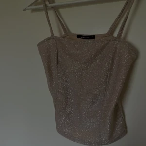 Glittrigt linne i ljusrosa - Glittrigt linne från Ginatricot, strl S💗