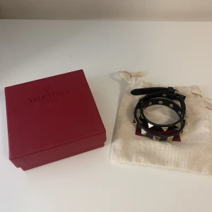 Valentino armband - INTRESSKOLL på mitt valentino armband med dubbla band. Har redan ett så denna kommer inte till användning men vill ändast sälja vid ett bra pris! (Original pris: 3,365kr)