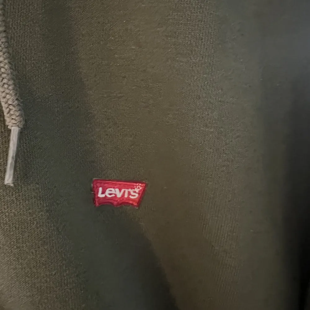 Grön Levis zip hoodie som har använts nu under vintern och hösten men som nu har blivit för liten för mig (cond 9/10)! Nypris 479kr!. Hoodies.