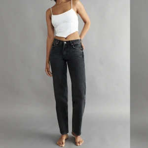 Low waist straight jeans, från Gina  - Jeansen är från Gina och jag säljer de pågrund av att de blivit för små för mig