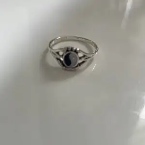 Silverring i zinc legering som har diametern 1,8 cm. Det går att lösa samfrakt. Köp gärna med köp nu!