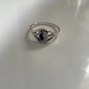 Silverring  - Silverring i zinc legering som har diametern 1,8 cm. Det går att lösa samfrakt. Köp gärna med köp nu!