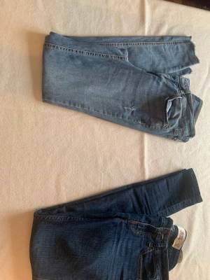 Lågmidjade jeans - 100kr för båda, Ena paret är hilfiger och dem andra är från pices,pris kan diskuteras och dem kan säljas separat