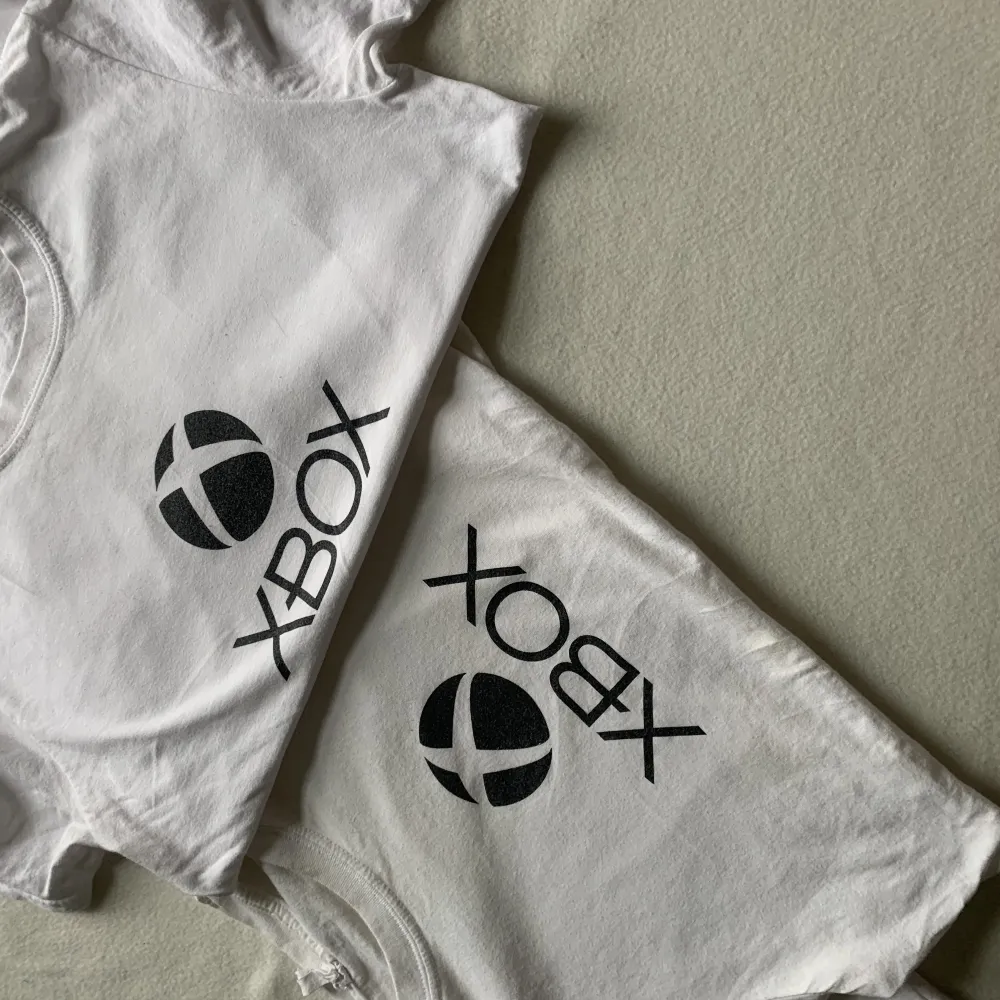 Säljer dessa två x box tröjor då de inte kommer till användning pris kan diskuteras. T-shirts.