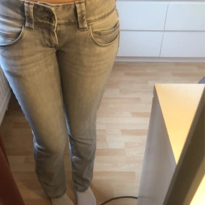 Pepe lågmidjade jeans - Ljus Gråa lågmidjade jeans ifrån pepe jens som är raka i modellen😍 jättefina jeans som passar till allt! Passar jättebra på mig i längden som är 170! Knappt använda, original pris 600kr🥰 hör av er vid intresse💓