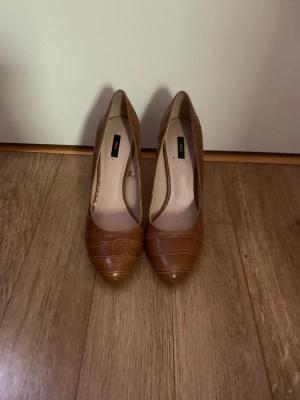 Klackar  - Klackar från MANGO strl 40 använd 1 gång 