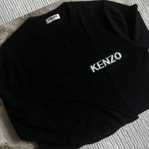 Ribbad/stickad svart tröja från Kenzo i ull och kashmir, storlek M men passar även S. En perfekt pullover tröja🖤 i nyskick och inga defekter