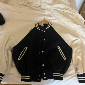 Collegejacka  - Jacka från hm. Strl M.  Ett hål i ena fickan o lite nopprig. 