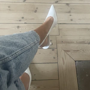 Vita klackar - Aldrig använda vita klackar, storlek 40. Lagom hög klack och väldigt bekväma. Märket vet jag inte, köpte i en liten butik i Spanien. 