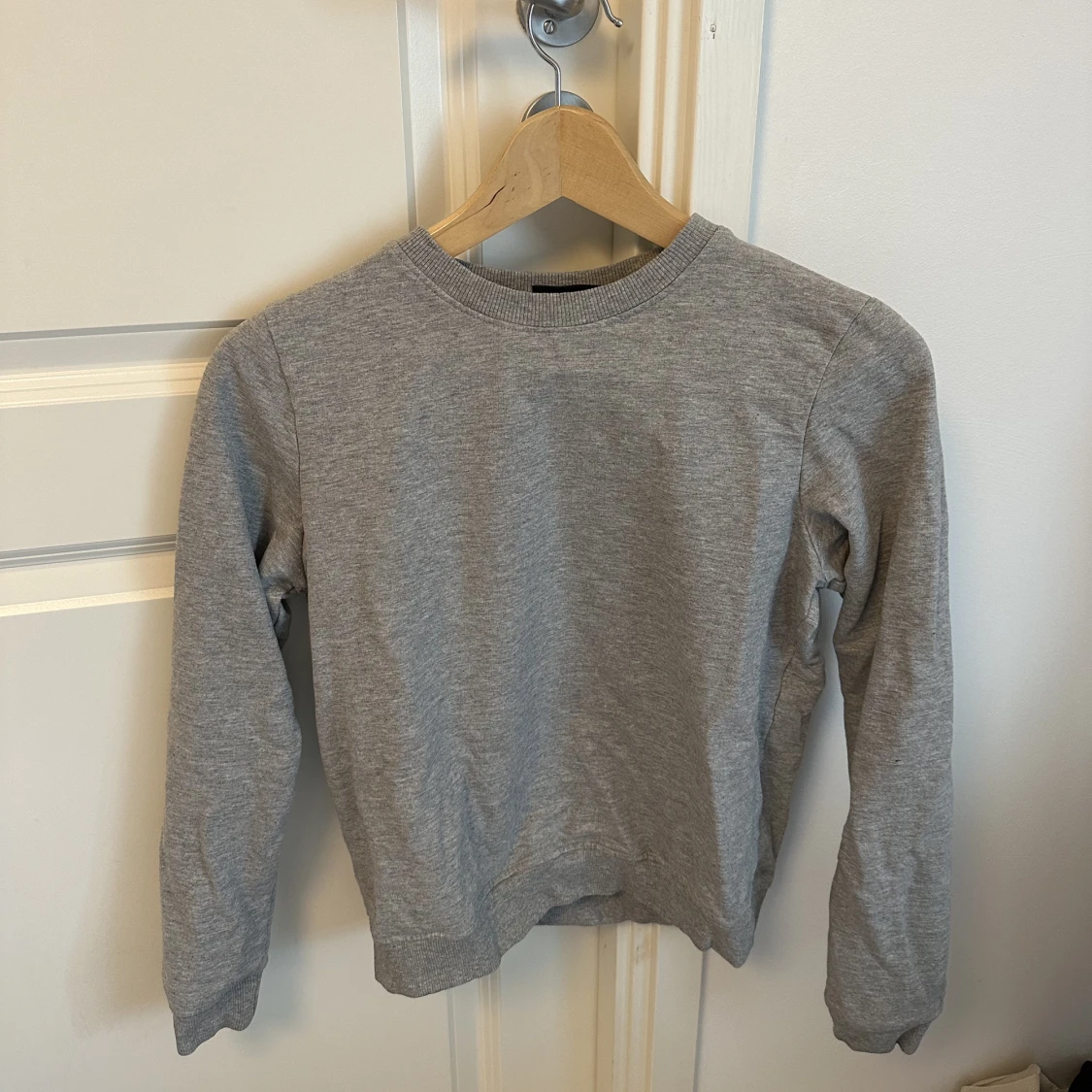 Grå sweatshirt