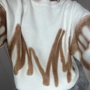 Hösttröja - Så fin och unik  hösttröja! Har köpt den i en liten butik i Marbella och aldrig använt den! Perfekt nu till höst med det bruna detaljerna 