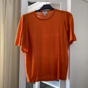 En snygg orange tröja! Bra skick och nästan helt ny, används inte då jag inte tycker det är min färg. 