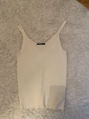 Linne - Ett vitt linne från Ginatricot. Helt oanvänt och säljer för det är för stort för mig. Det är L men skulle nog även säga att det passar M i vissa fall. Hör av er för frågor😊