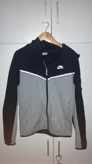 Nike tech fleece  - Säljer tröjan pågrund av att jag inte kunde lämna tillbaka den jag köpte fel storlek så tänker att man kanske få sålt den här 