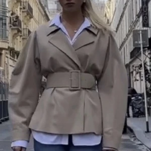 Söker denna jackan från Other Stories! - Söker denna jackan från Other Stories! Hör av dig om du har denna🙏☺️