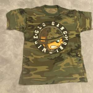 Säljer nu min riktigt feta Chief Keef Glo Gang t-shirt. Tröjan säljs för att den inte kommer till användning längre. Tyvärr bara printad på en camo tshirt. Skriv för fler bilder.