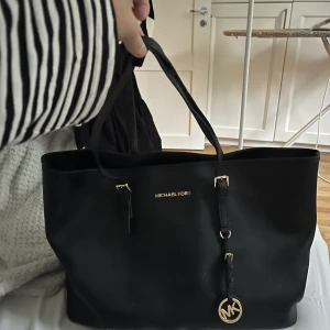 Michael Kors  - Säljer denna väska från micahel kors då den inte längre används. Den är lite sliten på handtagen men är annars i fint skick säljer för 500