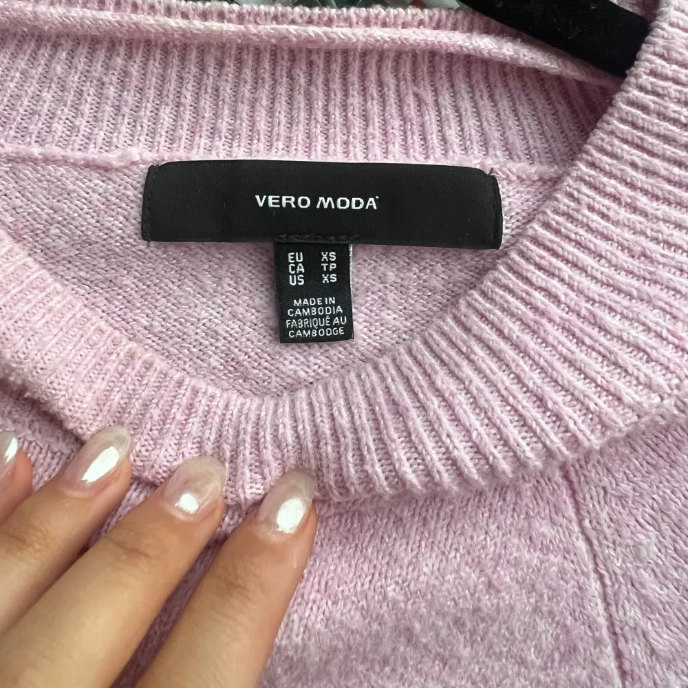 Supersöt ”stickad” tröja från vero Moda. Materialet är otroligt mjukt och känns nästan som en mjuk stretchig handduk. Säljer då jag personligen aldrig bär rosa. Köpt för 499kr . Tröjor & Koftor.
