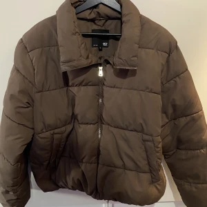 Brun vinterjacka från Lager 157 - Storlek medium, köptes för ca 300kr