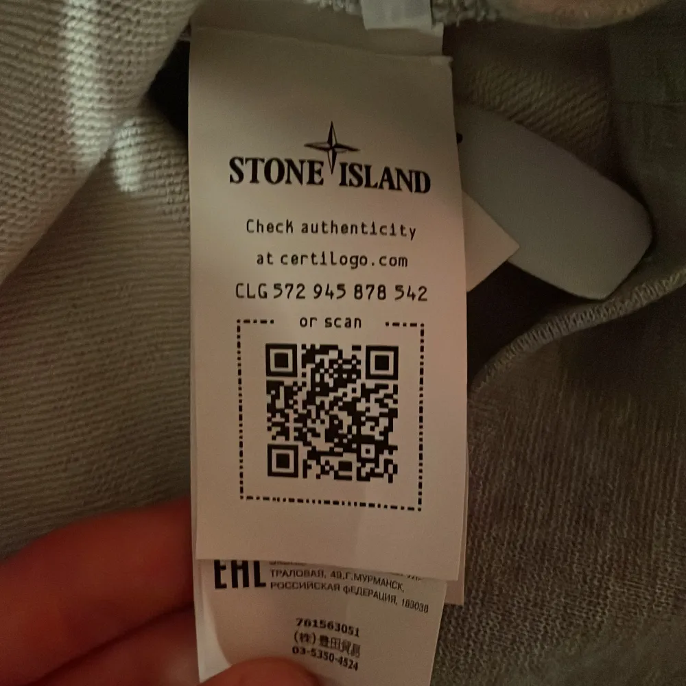 Mycket fin Stone island tröja som knappt är använd. Köpt på Stone island butiken i Stockholm och köpt för 2300. Hoodies.