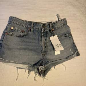 Säljer dessa helt nya och oanvänd mid Rise jeans shorts från zara💕 Prislappar är kvar och vi fler frågor så kan man kontakta mig här på Plick!😇 Kan mötas upp i Göteborgsområdet!