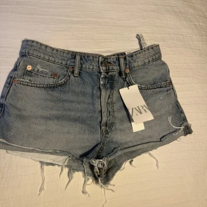 Zara mid waist jeans shorts - Säljer dessa helt nya och oanvänd mid Rise jeans shorts från zara💕 Prislappar är kvar och vi fler frågor så kan man kontakta mig här på Plick!😇 Kan mötas upp i Göteborgsområdet!