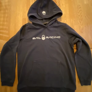 Sail racing hoodie  - Fin sail racing hoodie mörkblå stl 170. Sparsamt använd. Skick 9/10