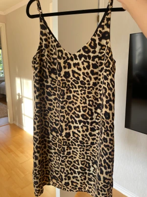 Leopardklänning - Knappt använd