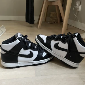 Nike Panda high  -  Använda fåtalet gånger. Har vuxit ur dem. Kvitto finns vid förfrågan.