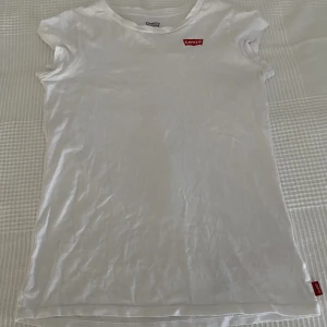 fin levis barn t-shirt ❤️ - jag säljer denna levis t-shirt för att den inte kommer till användning. Den är endast använd 1 gång 🫶🏼 t-shirten är i nyskick😽