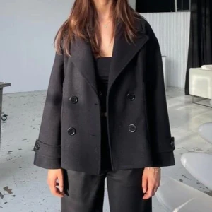 Svart design by si kappa - Intressekoll!! funderar på att sälja min svarta design by si kappa köpt i februari! Är i väldigt fint skick och vill mest se om någon är intresserad🤍  Skriv för egna bilder!! Köp direkt för 500kr🤍🙌🏻