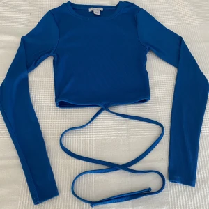 blå topp 💙 - säljer denna fina toppen som är köpt från sellpy men har inte använt 💙🫶🏼 