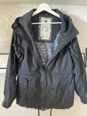 Höst/vår jacka  - En Ragwear jacka stl XL, ny utan lappar, passar perfekt till höst och vår jacka. 