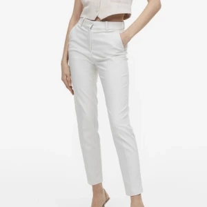 Vita slacks - Byxor jättefint skick med slits längst ner. Knappt använda storlek 36. Från hm