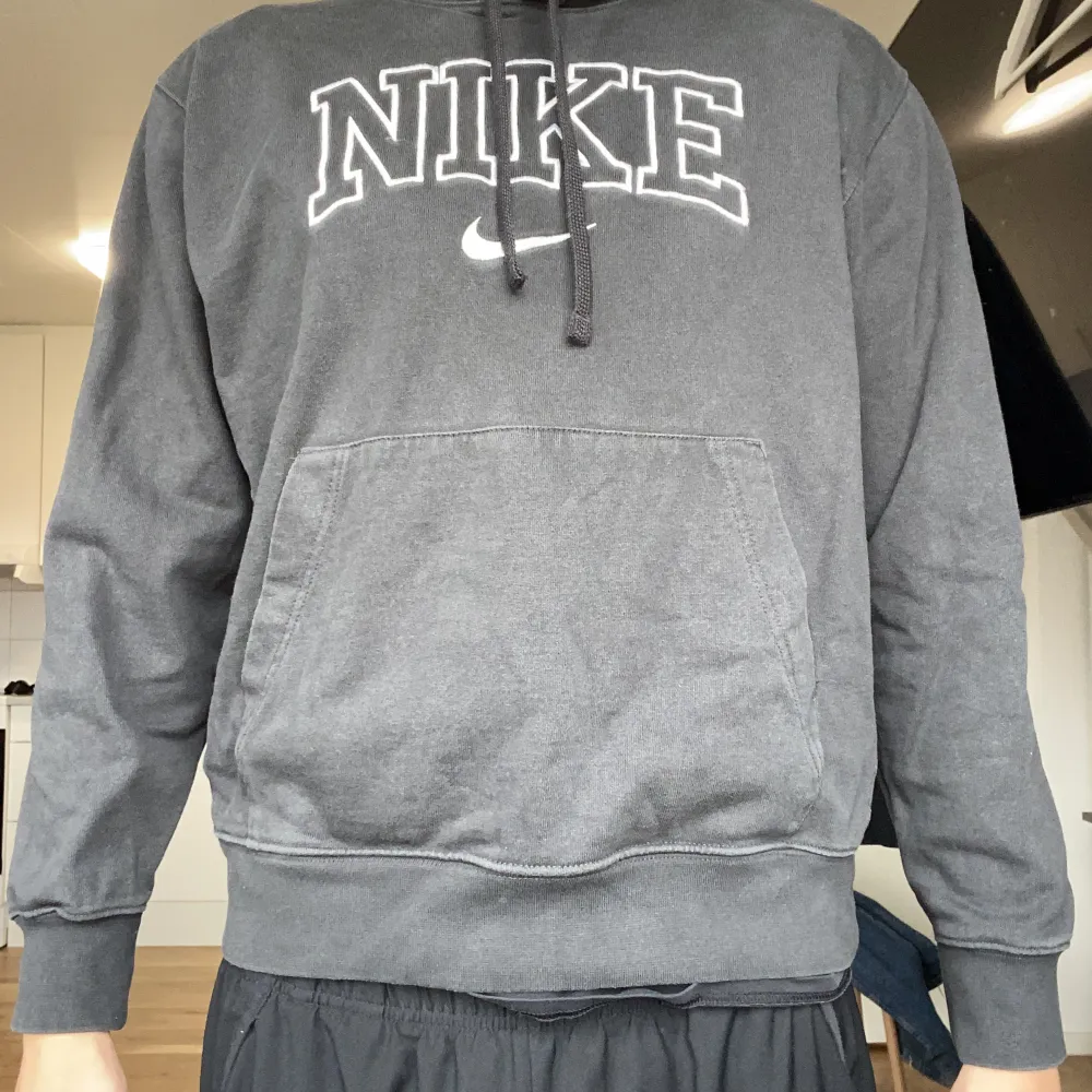 Nike Hooded Sweatshirt  Storlek Medium (lite mindre i storleken) Modell 185cm  Skick 7/10 . Tröjor & Koftor.