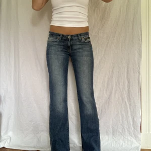 Lågmidjade bootcut jeans  - Midjemått- 37 cm (rätt över)  Inerbenslängd - 77 cm  Jag är 170 på bilderna! Inga defekter!  Du kan använda KÖP NU💕