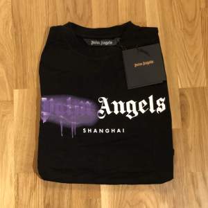 Helt ny Palm angels t-shirt i toppskick. Perfekt till sommaren och sitter jättebra om du bär S.