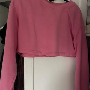 Rosa croppad tröja. Jätte snygg rosa färg, syns inte rättvist på kameran. Strl XS/S  Pris kan diskuteras!💕