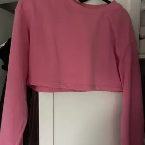 Rosa croppad tröja. Jätte snygg rosa färg, syns inte rättvist på kameran. Strl XS/S  Pris kan diskuteras!💕