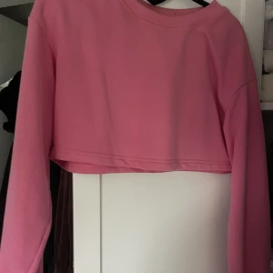 Croppad tröja - Rosa croppad tröja. Jätte snygg rosa färg, syns inte rättvist på kameran. Strl XS/S  Pris kan diskuteras!💕