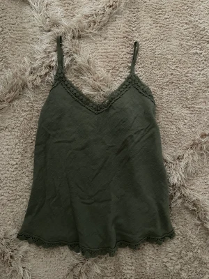 Grönt linne - Grönt linne i linnematrial💞passar en xs och s✨köpt i spanien så inget märke