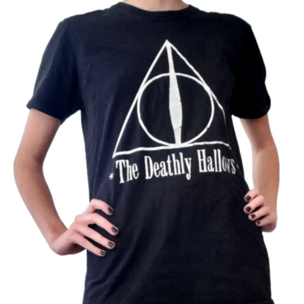 Svart Harry Potter tröja med distressed Deathly Hollows tryck. Använd gärna köp nu/ prisförslag funktionen. T-shirts.