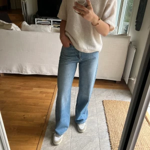Jeans - Ett par coola wide leg jeans som är helt sprillans 🥳 Har aldrig använt dem och är ifrån Junkyard 🩵 Väldigt bra kvalitet och nypriset är 700 men säljer för 150 😇
